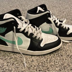 Nike Black and Green Athletic Shoes with Iconic Design